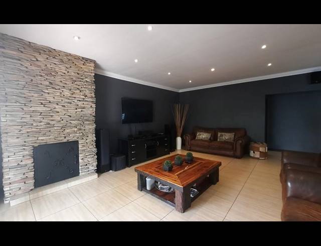 3 BEDROOM HOUSE FOR SALE IN CLUBVILLE